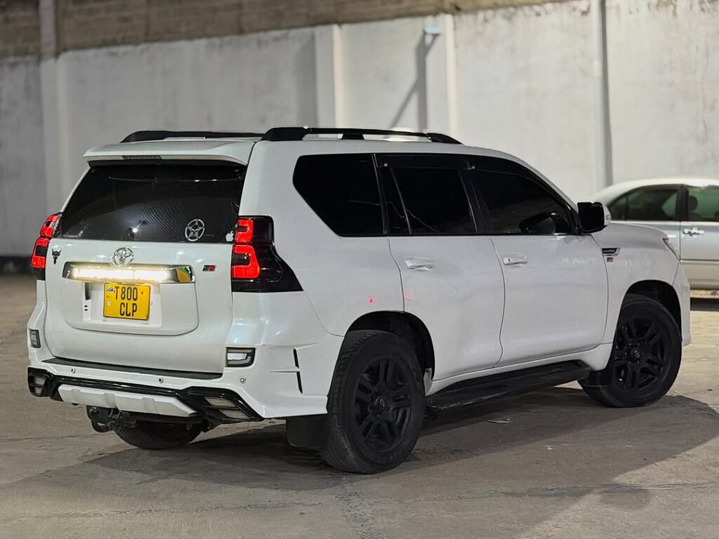 Toyota Land Cruiser Prado bei poa sokoni Dar es Salaam Tanzania