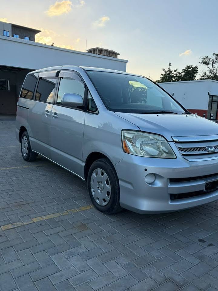 Magari Noah 2005 lipo Dar es Salaam