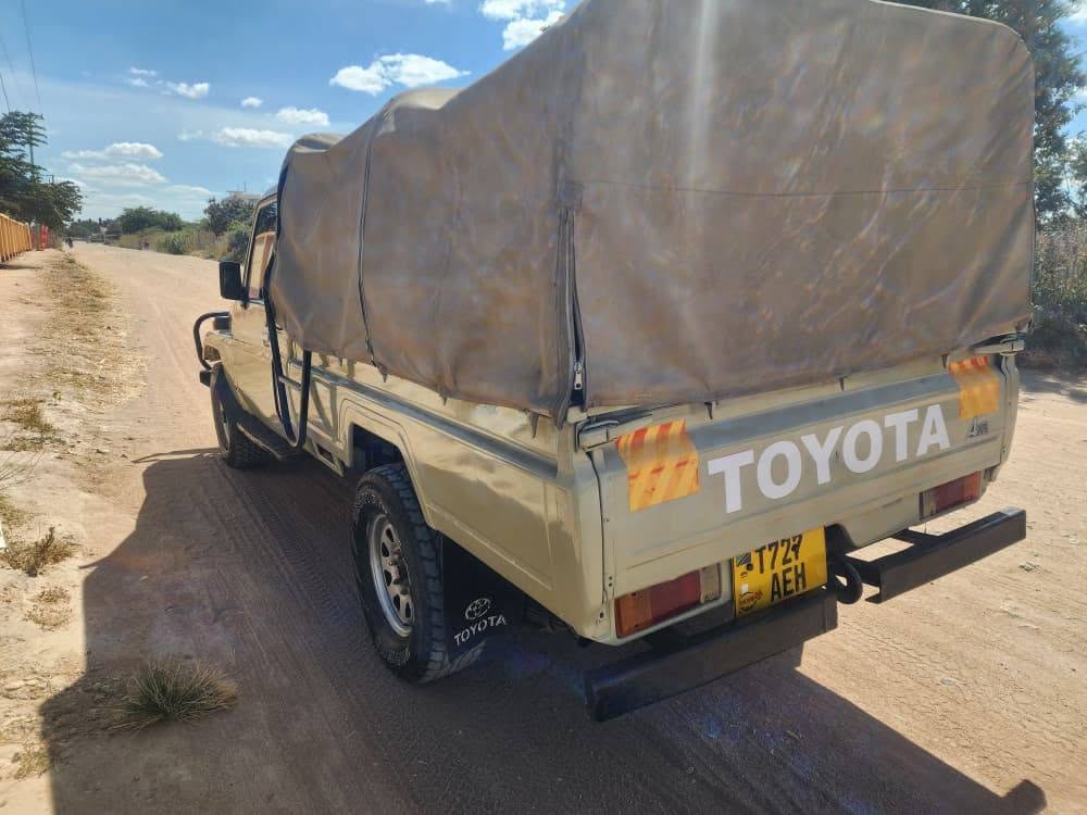 Magari Used Toyota Land Cruiser 79 Pickup 2000 Arusha Tanzania