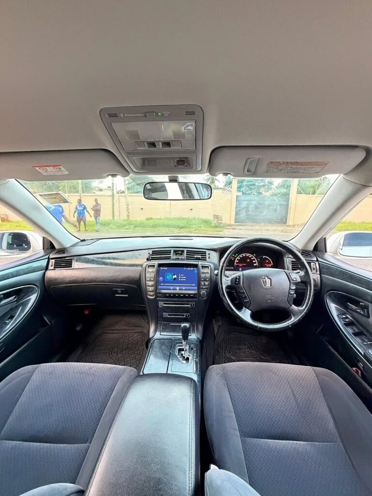 Magari Sokoni Toyota Crown ya Bei Poa 2006