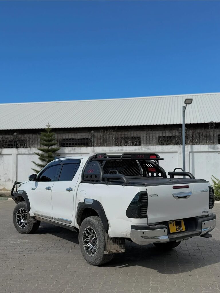 Toyota Hilux bei poa sokoni Dar es Salaam Tanzania