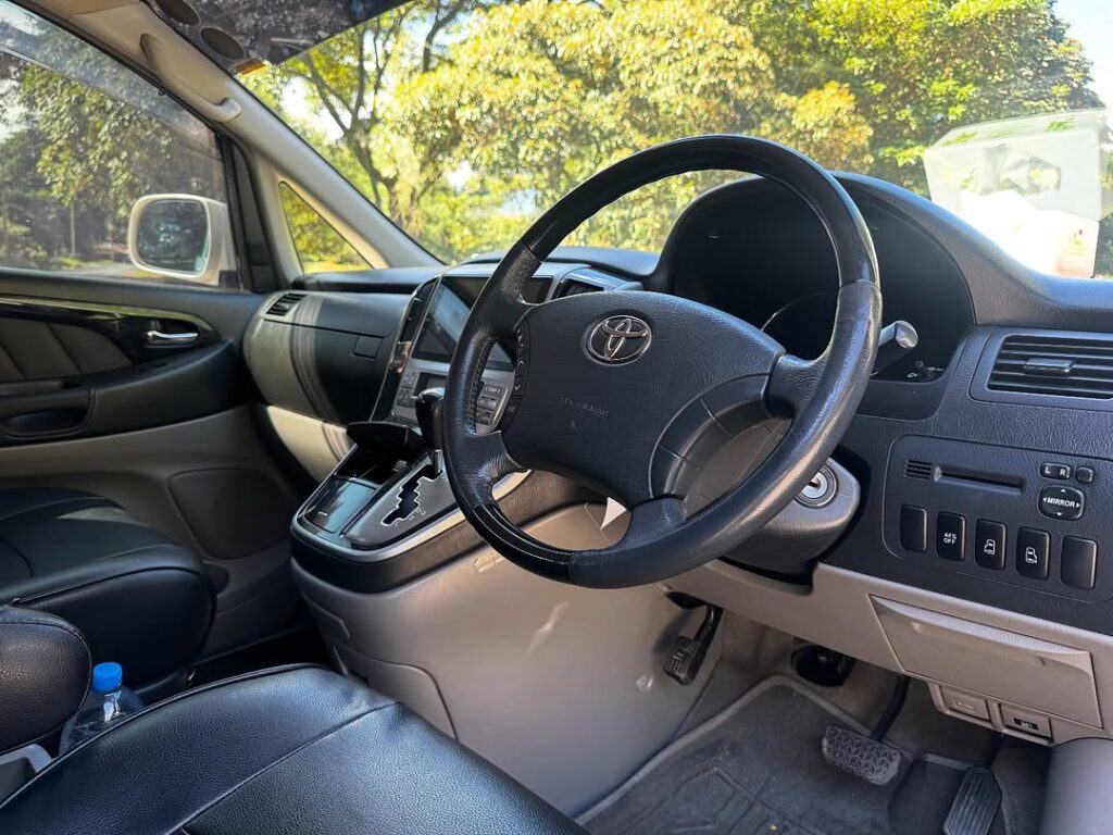 Magari Sokoni Toyota Alphard ya Bei Poa 2006