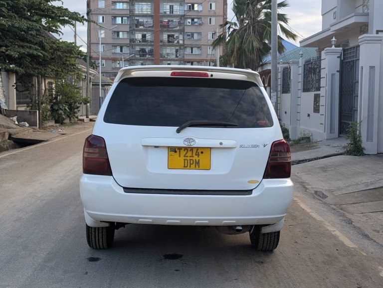 Price Of Toyota Kluger 2000 for Sale in Tanzania