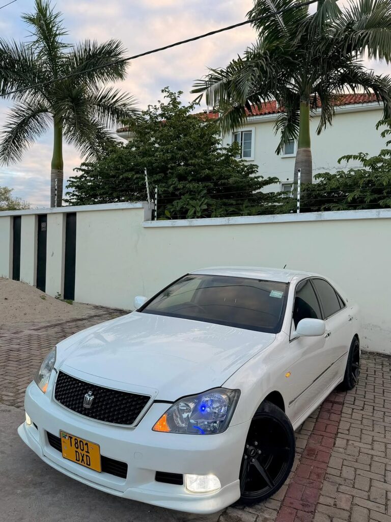 Magari Sokoni Toyota Crown ya Bei Poa 2006