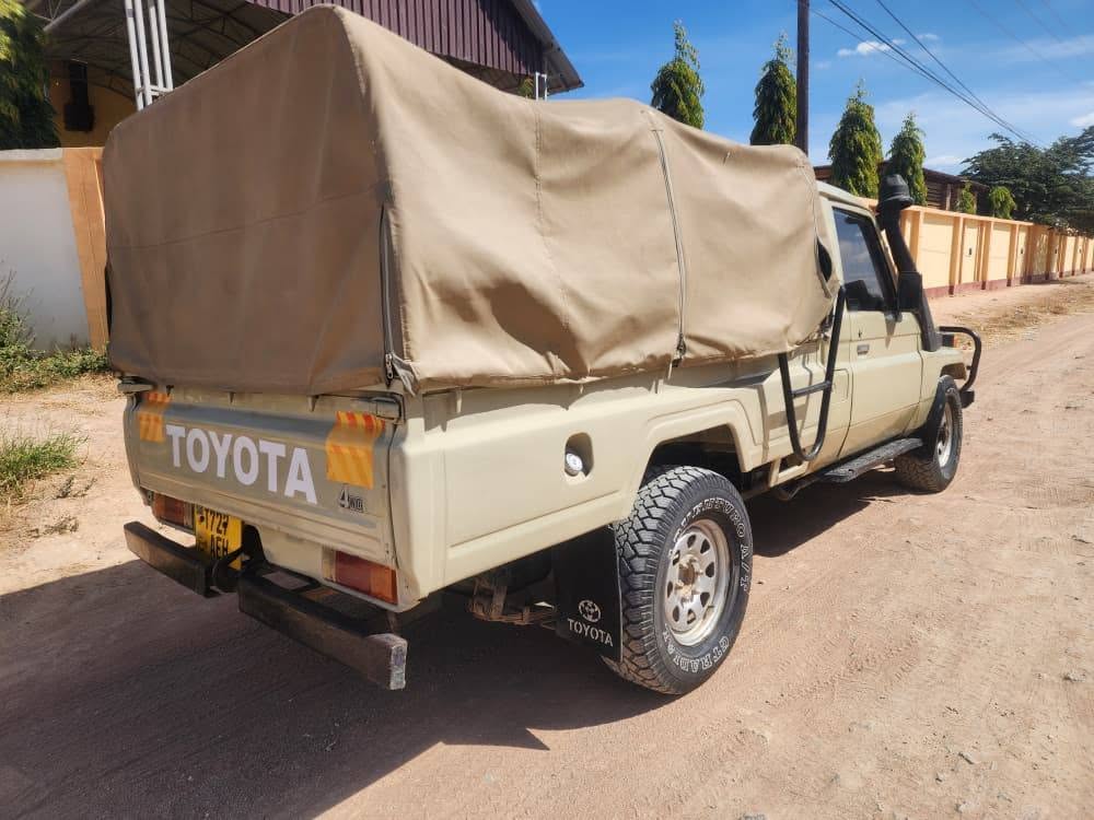 Magari Land Cruiser 79 Pickup 2000 lipo Arusha