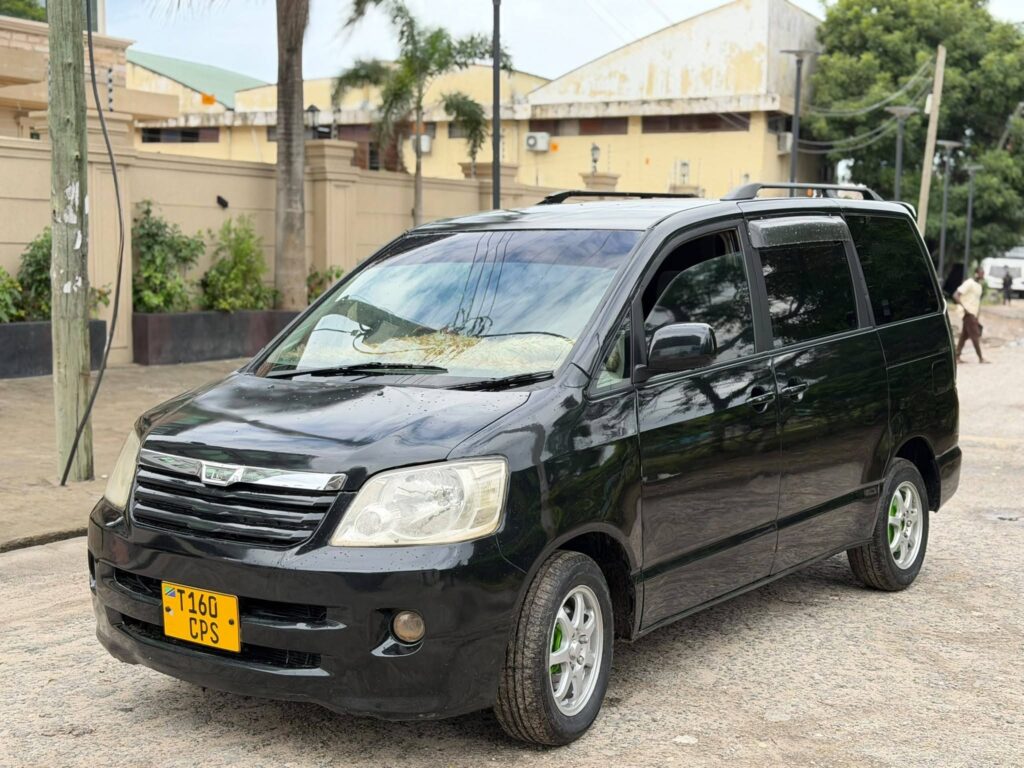 Price Toyota Noah 2005 for Sale in Dar es Salaam
