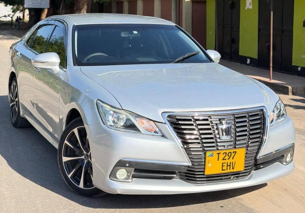 Magari Sokoni Toyota Crown ya Bei Poa 2016