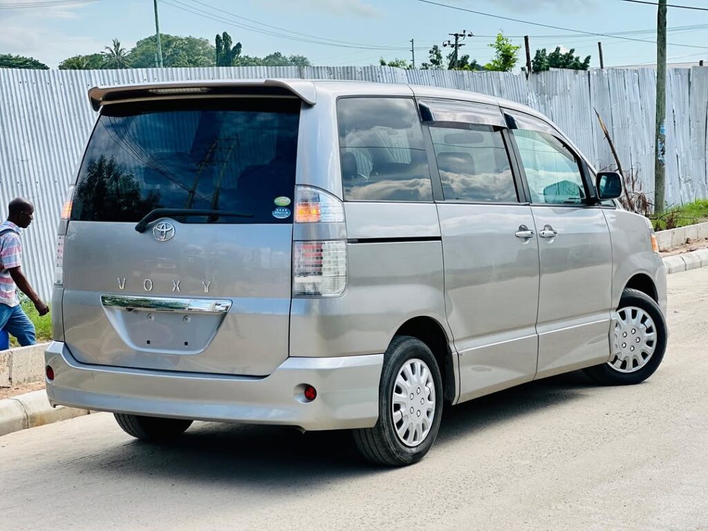 Toyota Voxy 2007 Inauzwa Dar es Salaam Tanzania