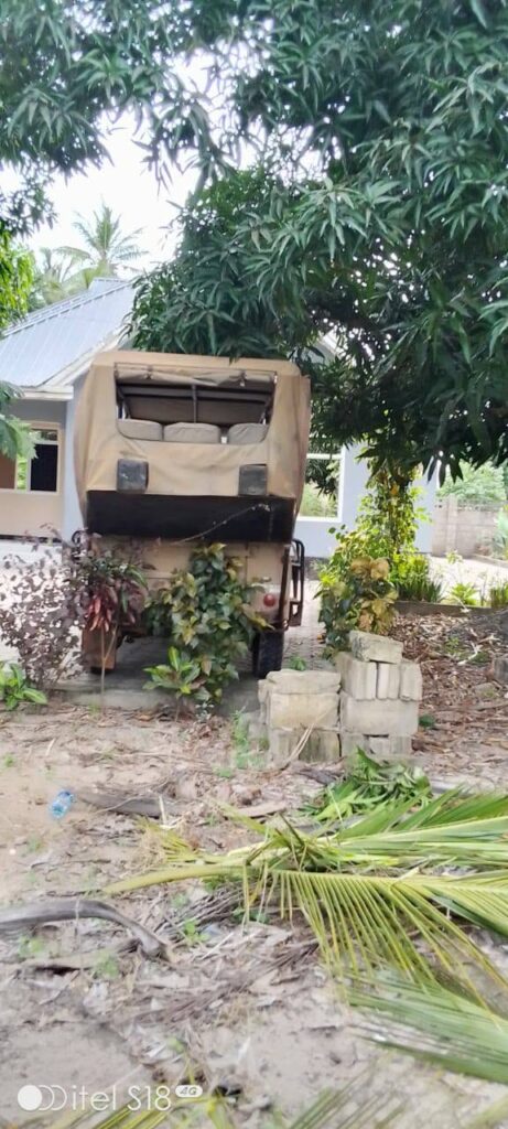Magari Sokoni Land Rover Defender ya Bei Poa 1998