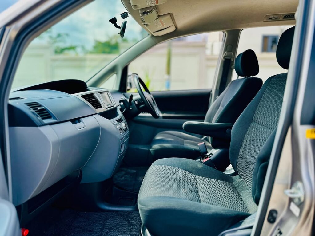 Toyota Voxy bei poa sokoni Dar es Salaam Tanzania
