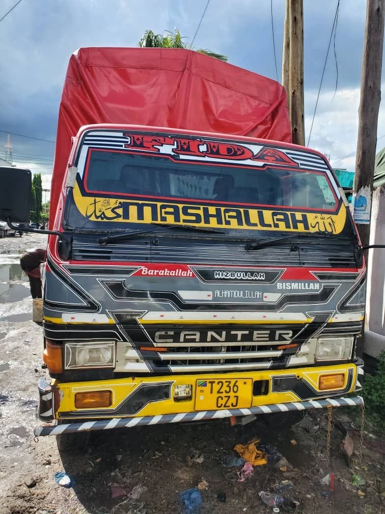 Magari Sokoni Mitsubishi Canter ya Bei Poa 2000