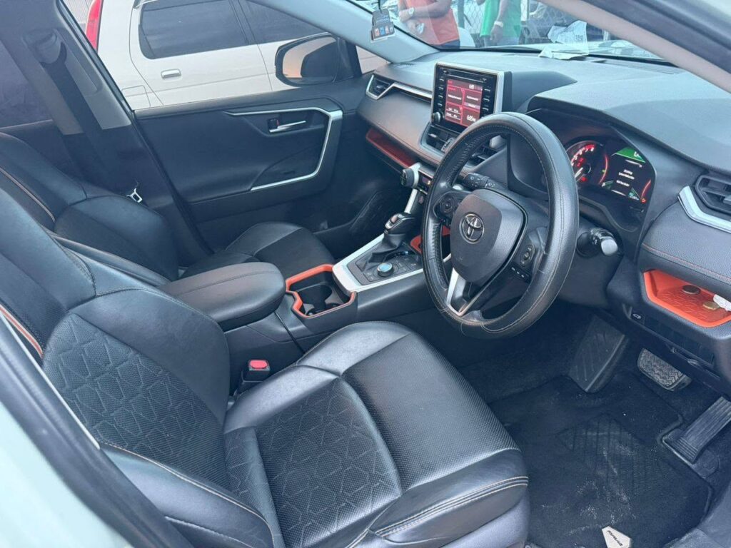 Toyota Rav4 bei poa sokoni Dar es Salaam Tanzania