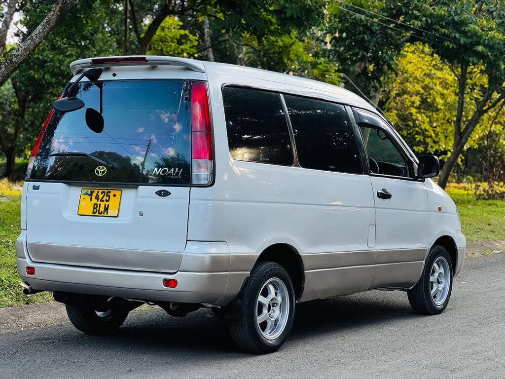 Toyota Noah 2003 Inauzwa Arusha Tanzania