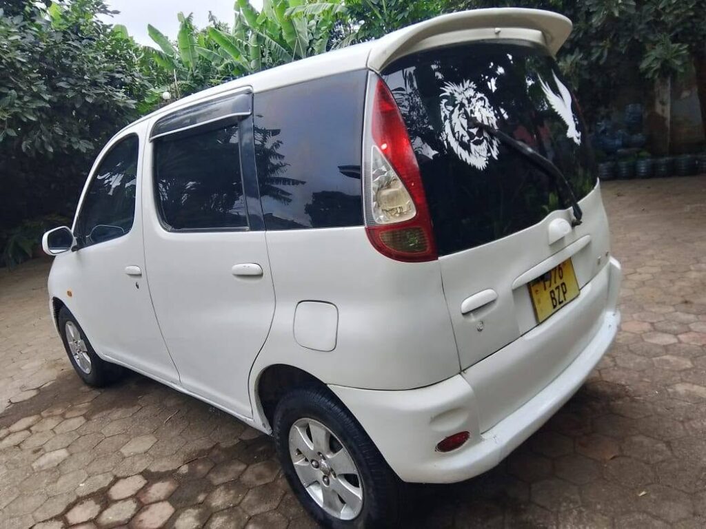 Magari Sokoni Toyota Funcargo ya Bei Poa 2003