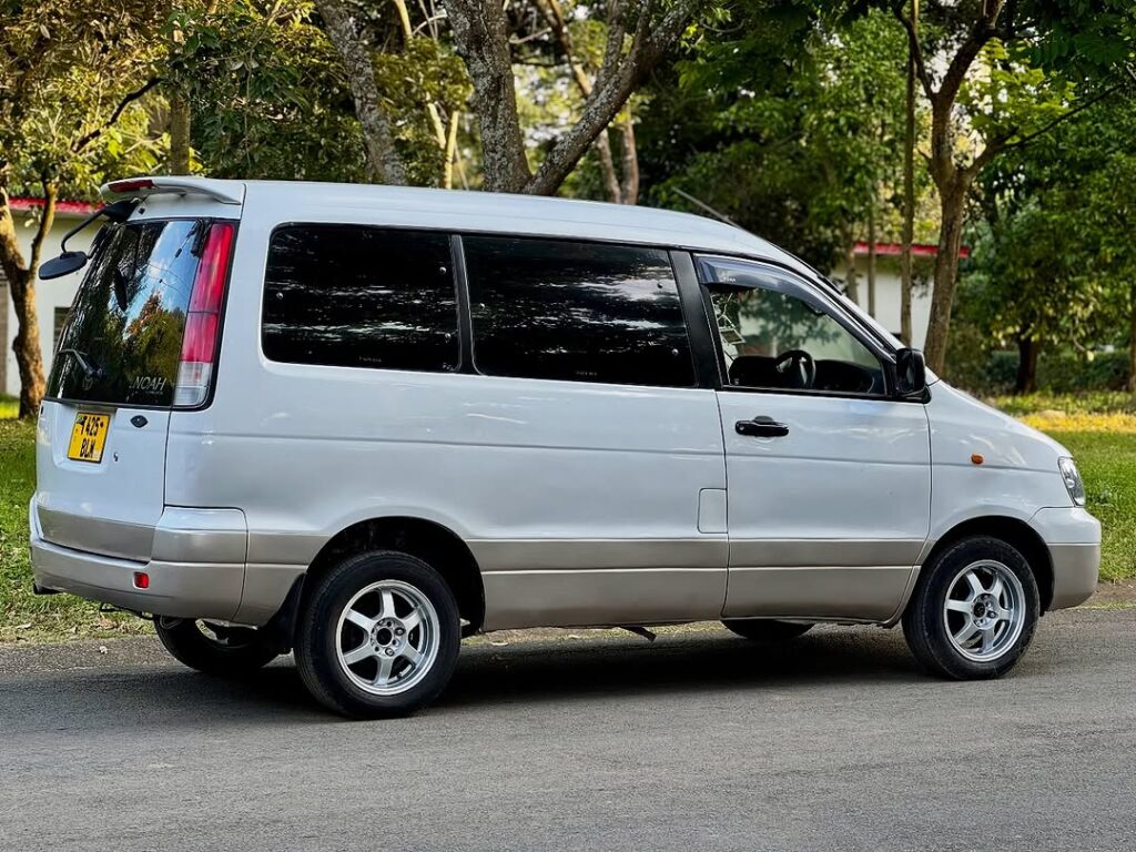 Toyota Noah bei poa sokoni Arusha Tanzania