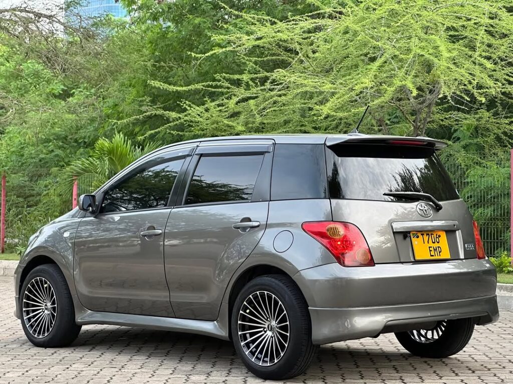 Magari Sokoni Toyota IST ya Bei Poa 2004