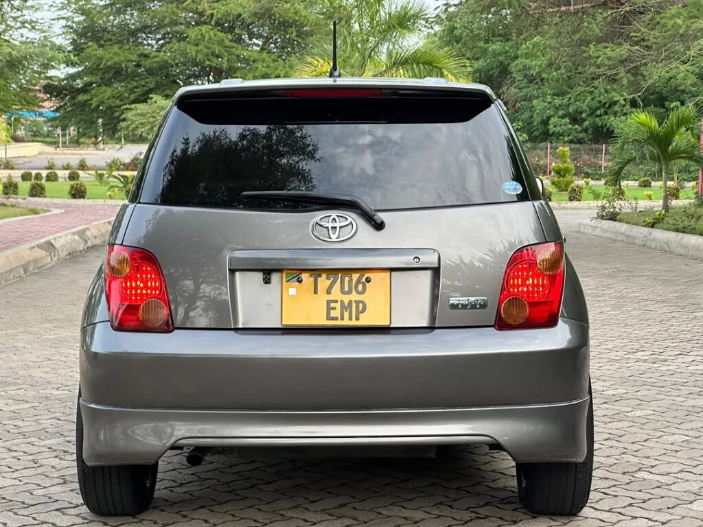 Magari Sokoni Toyota IST ya Bei Poa 2004