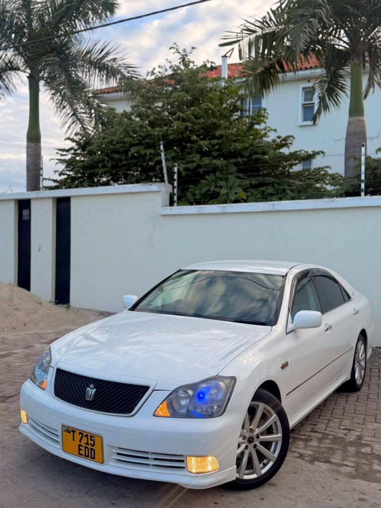 Magari Crown 2005 lipo Dar es Salaam
