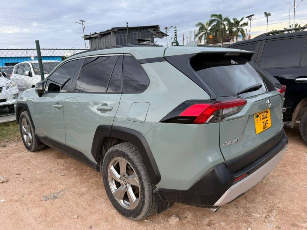 Magari Rav4 2022 lipo Dar es Salaam