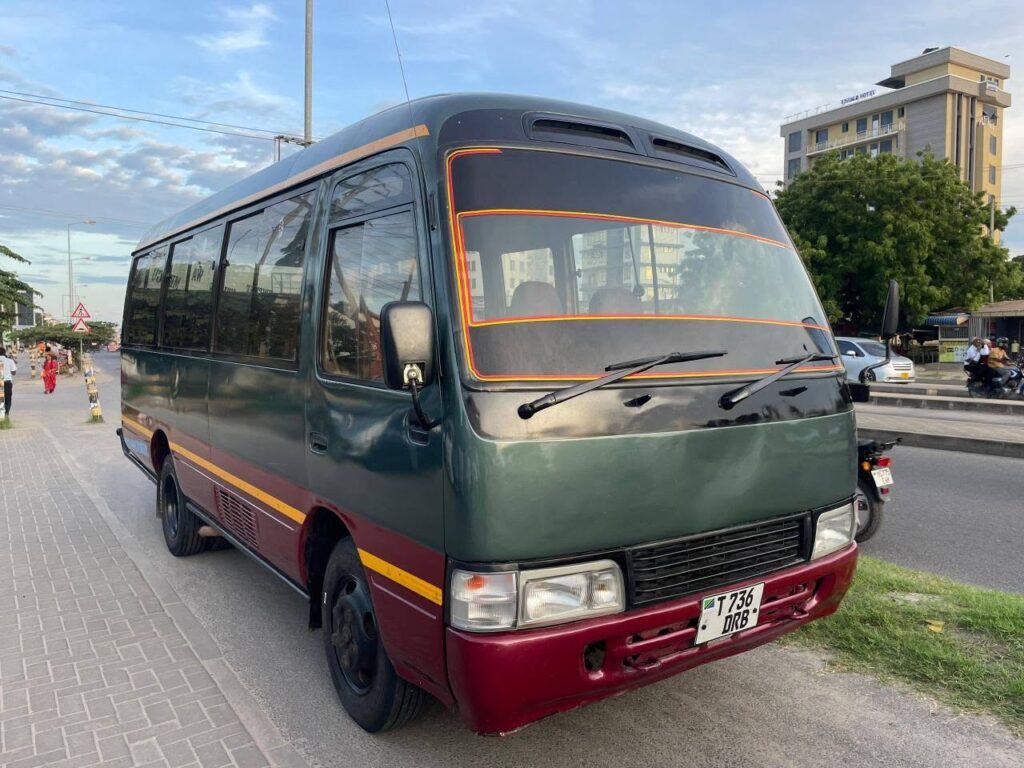 Magari Sokoni Toyota Coaster ya Bei Poa 1990
