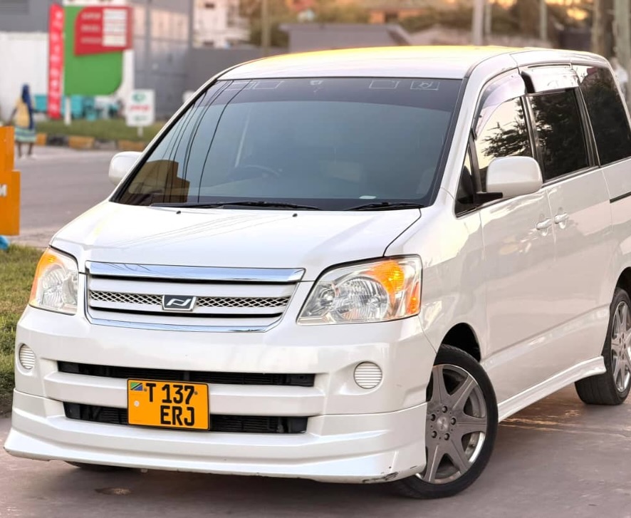 Magari Sokoni Toyota Noah ya Bei Poa 2005