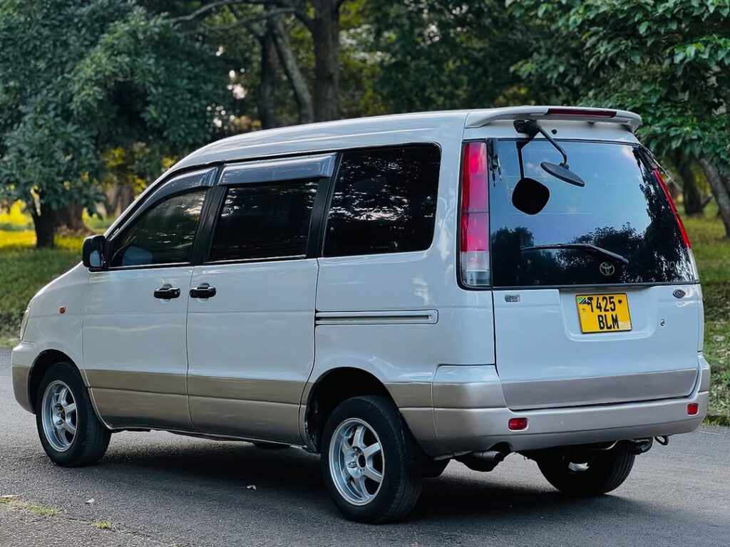 Magari Noah 2003 lipo Arusha