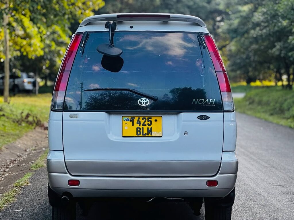 Magari Sokoni Toyota Noah ya Bei Poa 2003
