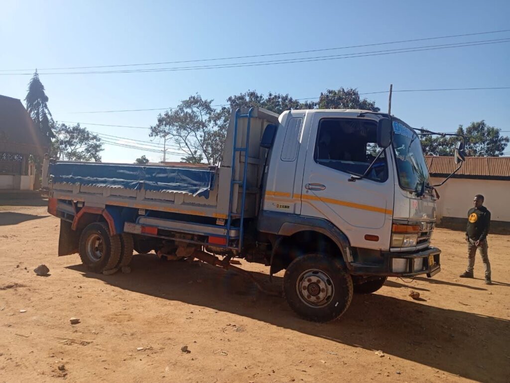 Magari Sokoni Mitsubishi Canter ya Bei Poa 2000