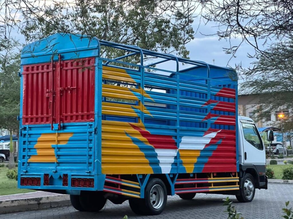 Mitsubishi Canter bei poa sokoni Dar es Salaam Tanzania