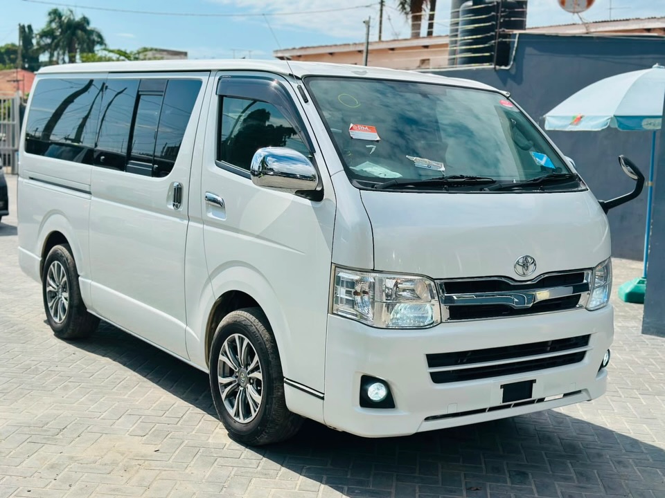 Magari Sokoni Toyota Hiace ya Bei Poa 2011