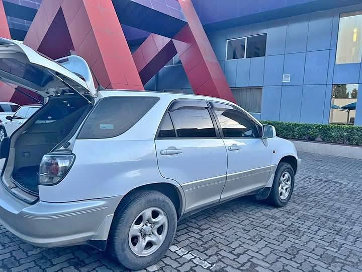 Magari Sokoni Toyota Harrier ya Bei Poa 2001