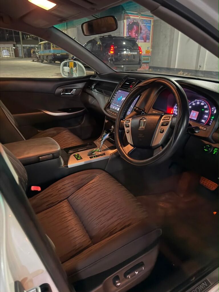 Toyota Crown 2010 Inauzwa Dar es Salaam Tanzania