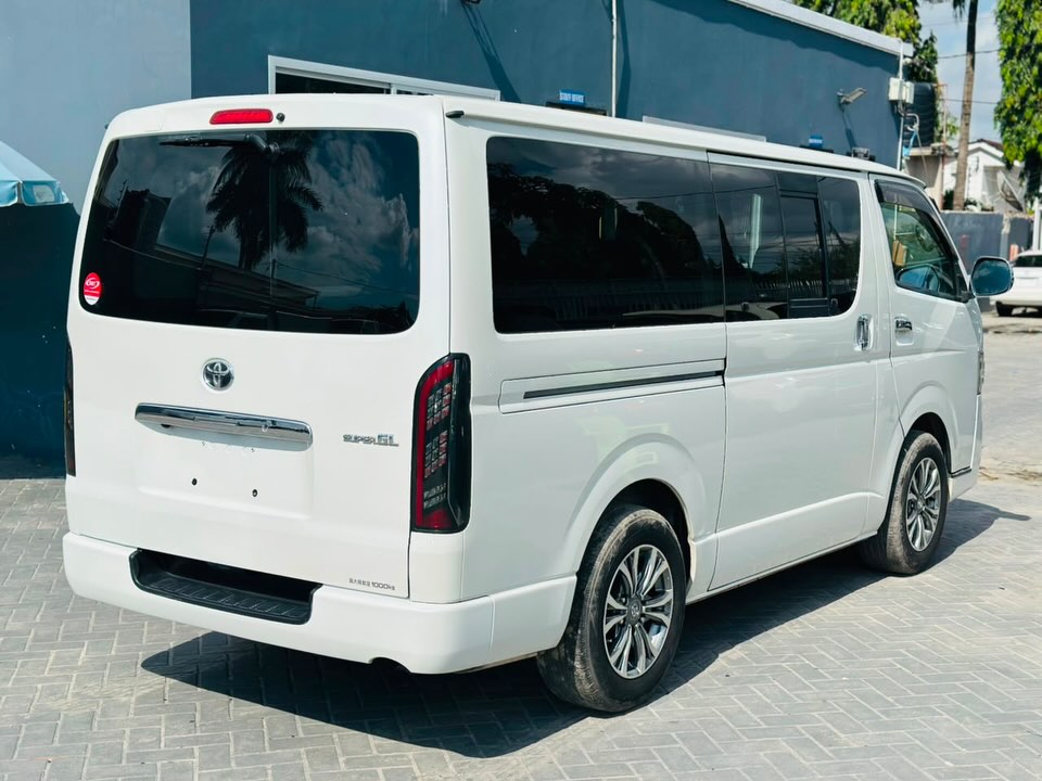 Magari Sokoni Toyota Hiace ya Bei Poa 2011