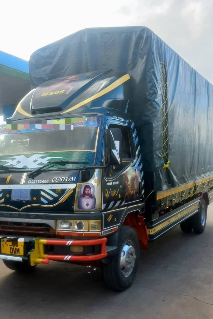 Mitsubishi Canter bei poa sokoni Dar es Salaam Tanzania