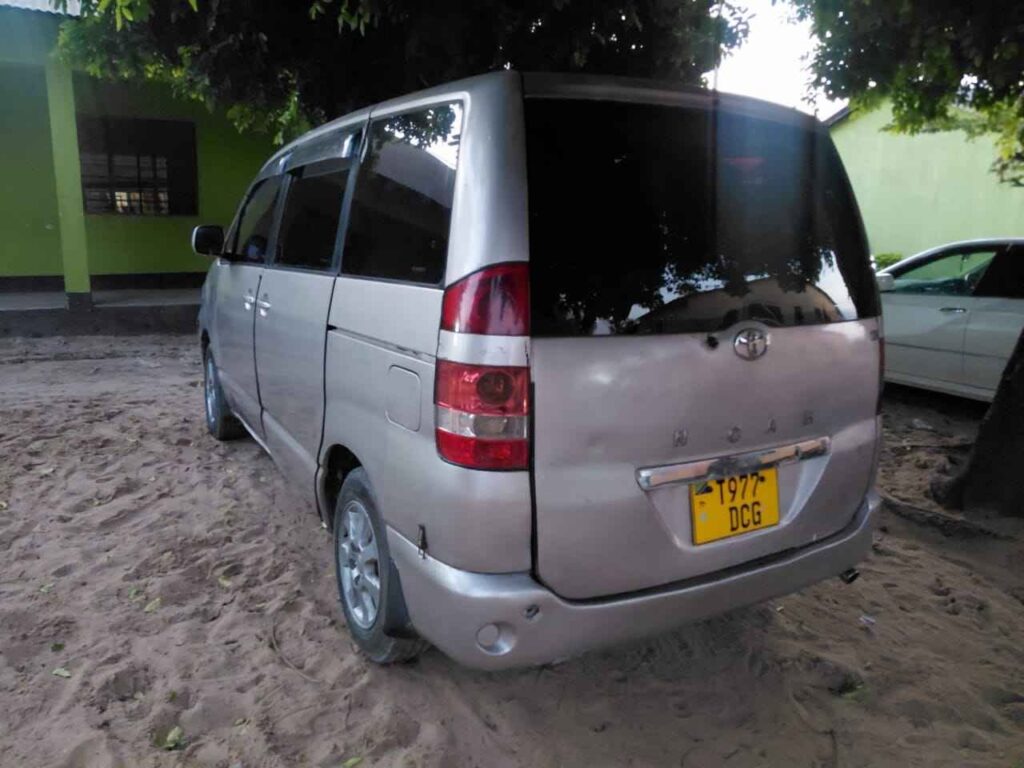 Price Toyota Noah 2005 for Sale in Dar es Salaam