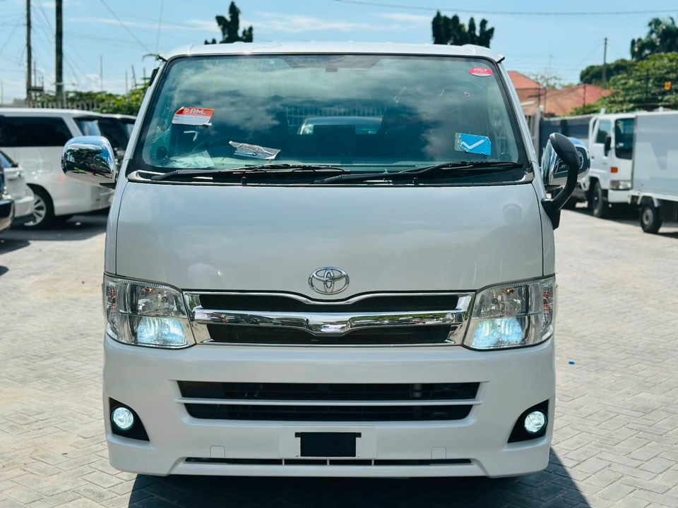 Magari Sokoni Toyota Hiace ya Bei Poa 2011