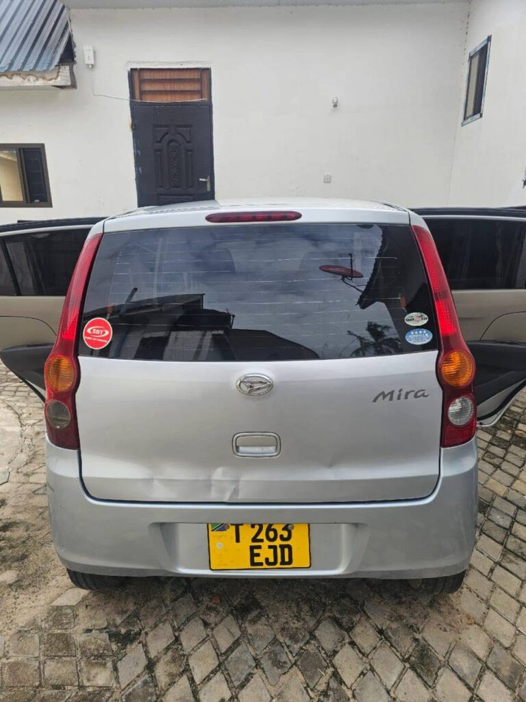 Daihatsu Mira bei poa sokoni Dar es Salaam Tanzania