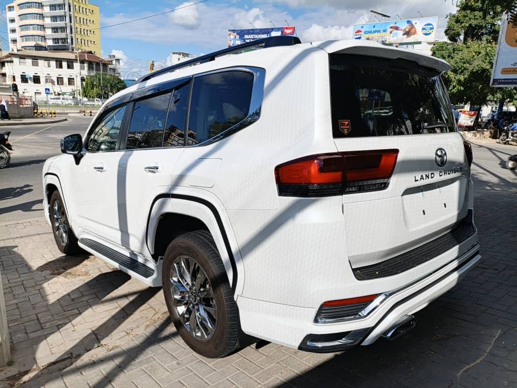 Magari Sokoni Toyota Land Cruiser 300 Series ya Bei Poa 2023