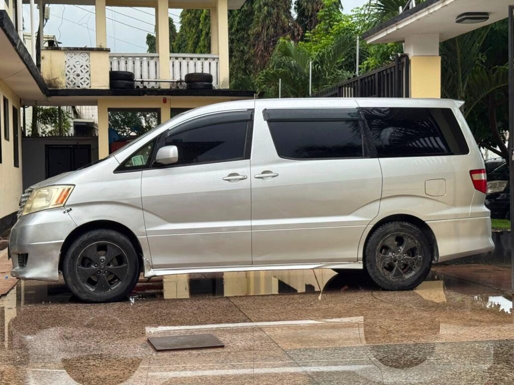 Magari Alphard 2005 lipo Dar es Salaam
