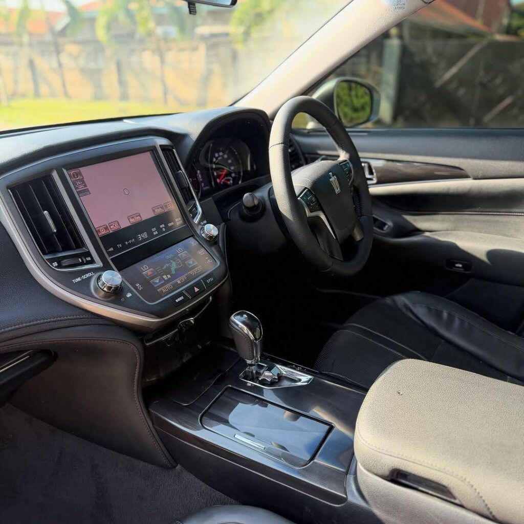 Toyota Crown bei poa sokoni Dar es Salaam Tanzania