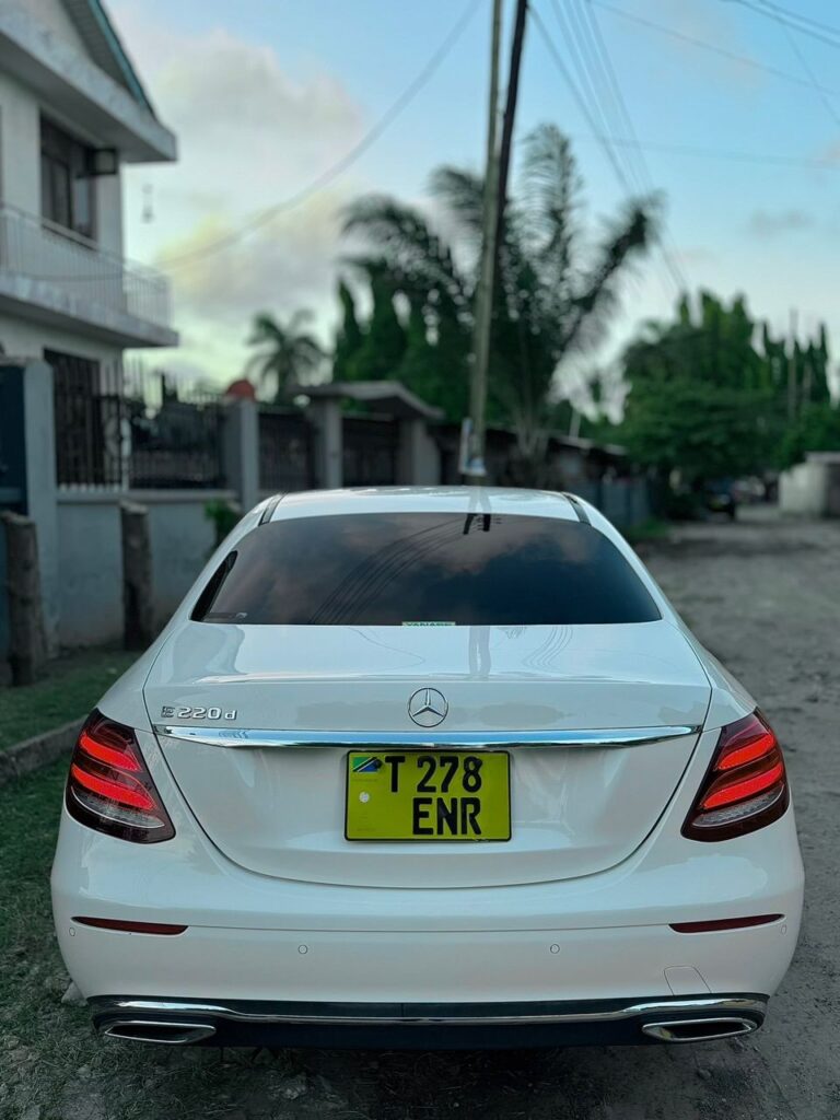 Benz E-Class bei poa sokoni Dar es Salaam Tanzania