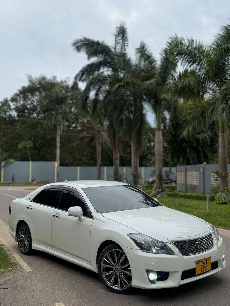 Used Toyota Crown 2010 for Sale in Dar es Salaam