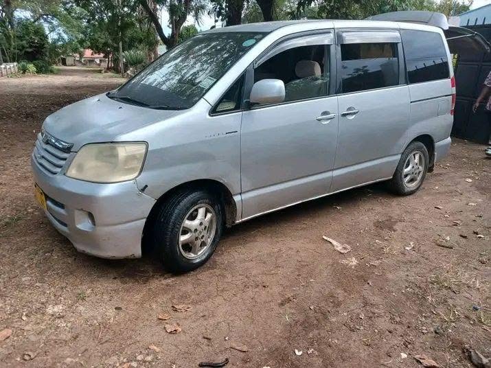 Toyota Noah bei poa sokoni Arusha Tanzania