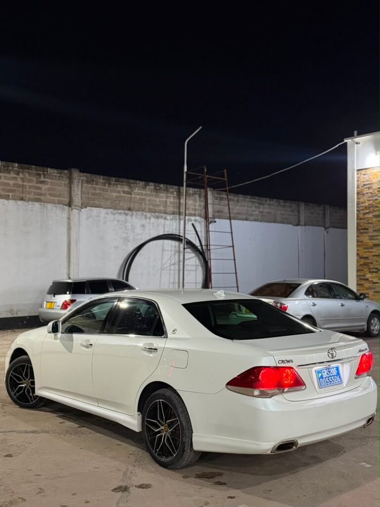 Magari Sokoni Toyota Crown ya Bei Poa 2010