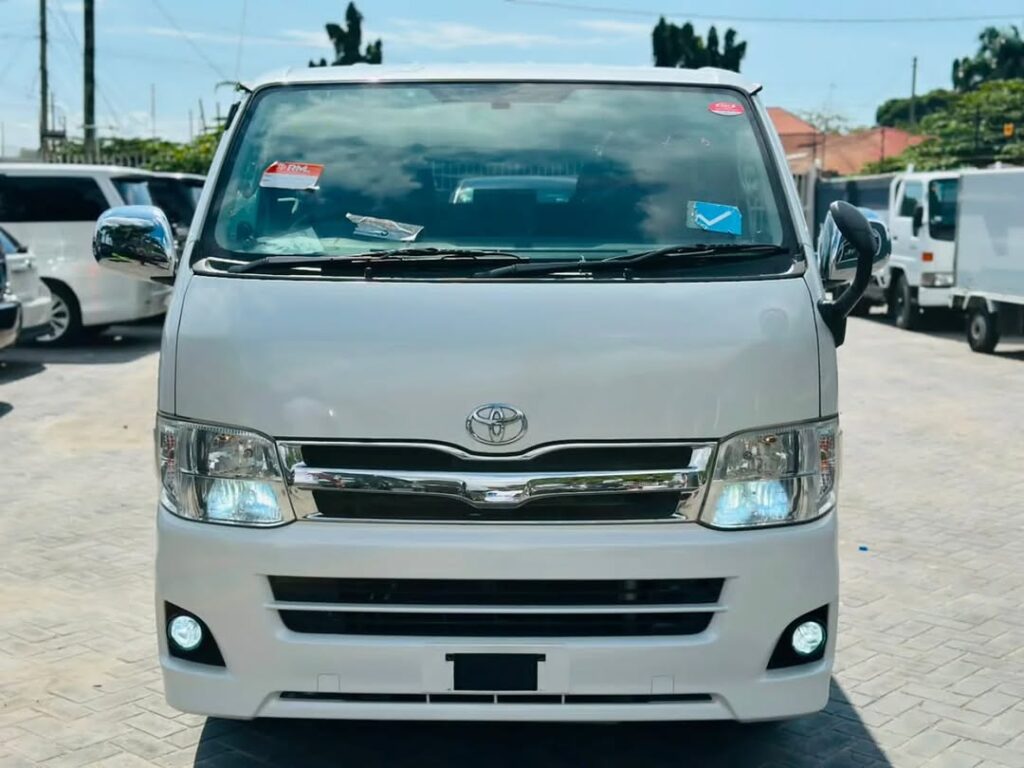 Toyota Hiace 2011 Inauzwa Dar es Salaam Tanzania