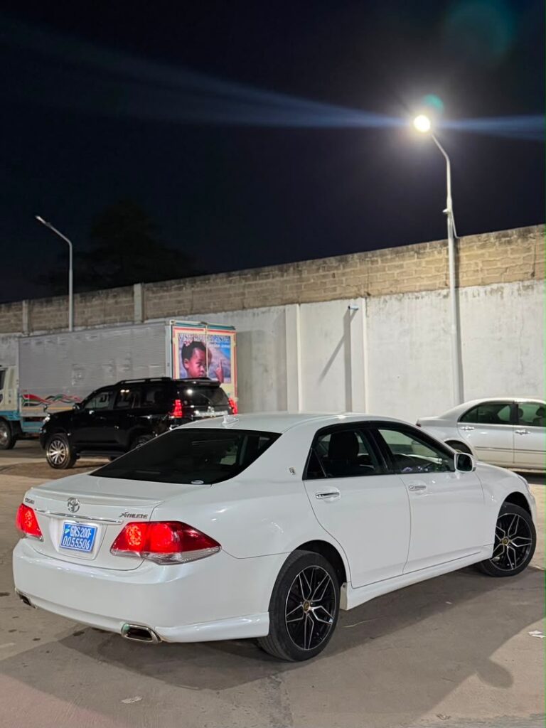 Toyota Crown bei poa sokoni Dar es Salaam Tanzania