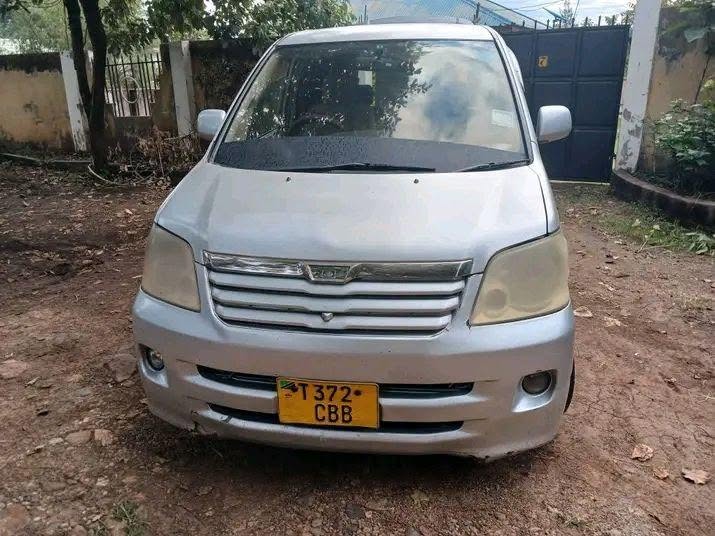 Magari Noah 2004 lipo Arusha