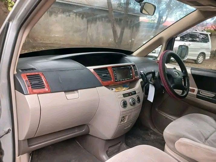 Magari Sokoni Toyota Noah ya Bei Poa 2004