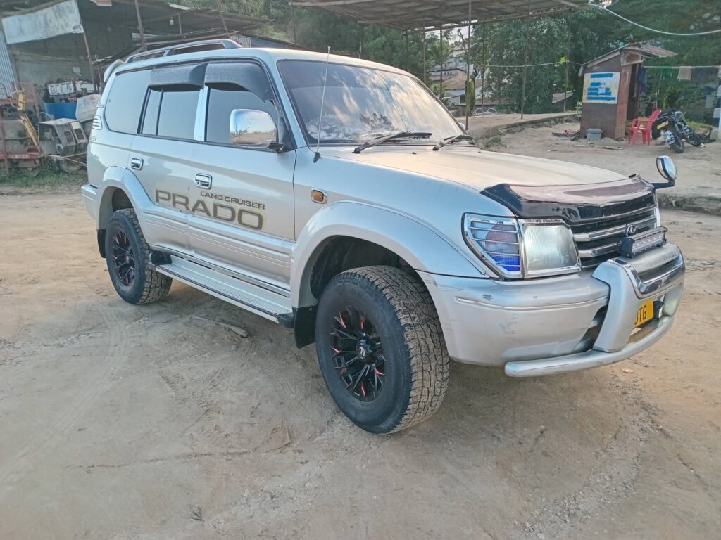 Magari Sokoni Toyota Land Cruiser Prado ya Bei Poa 2000