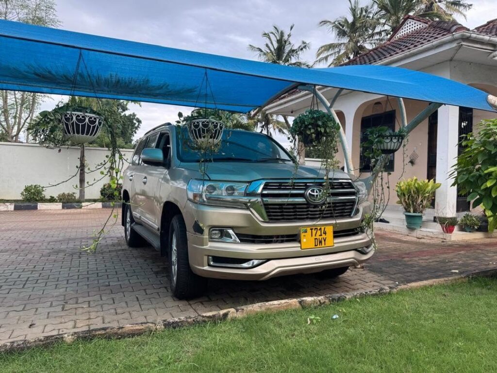 Used Toyota Land Cruiser V8 2016 for Sale in Dar es Salaam